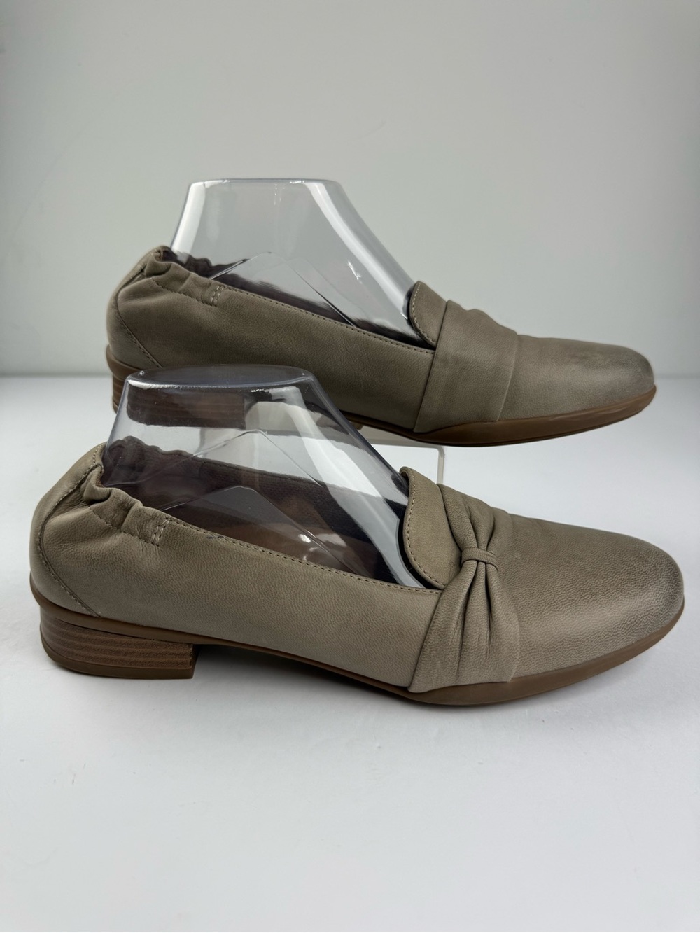 Dansko Womens 40 (US 9.5-10) Karen Taupe Burnished Nubuck Leather Loafers